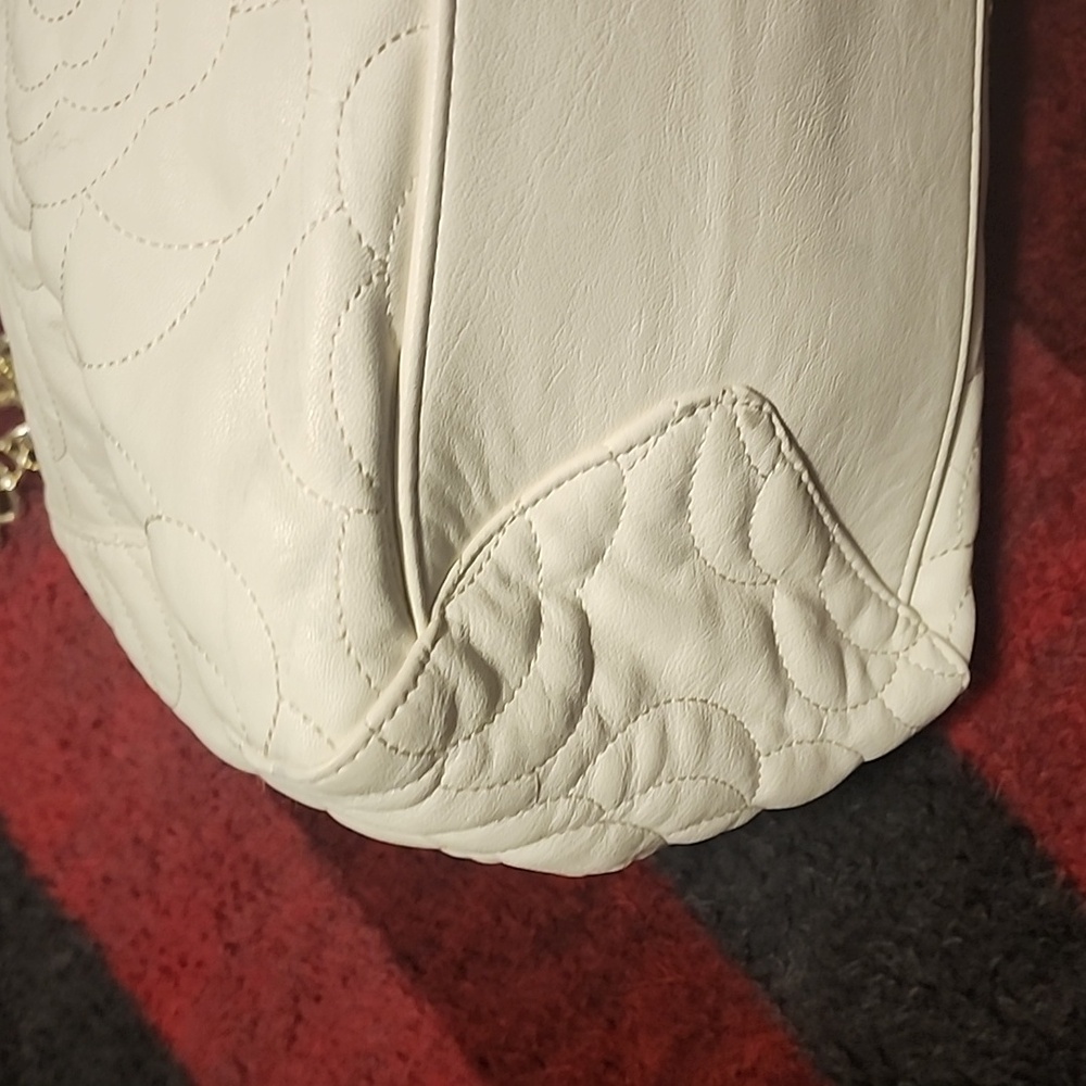 Chic White Quilted Shoulder Bag with Gold Chain - Picture 10 of 10